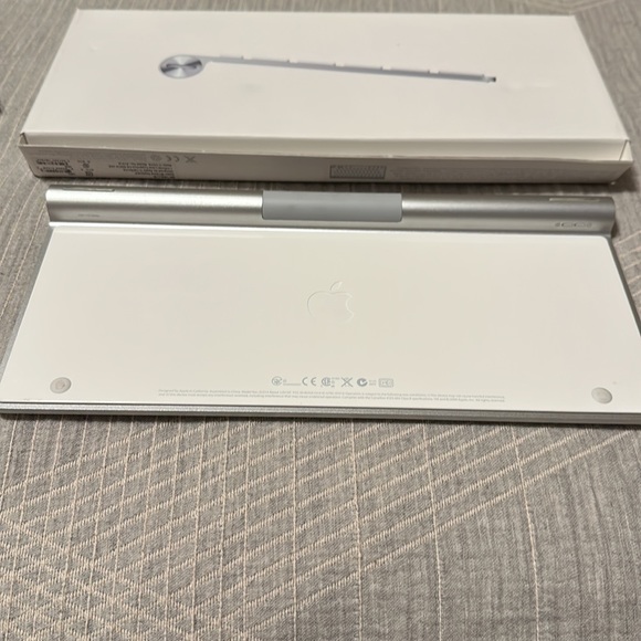 Apple Wireless Keyboard Model No. A1314 - Picture 8 of 12